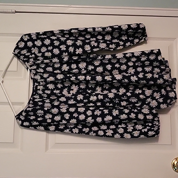 Old Navy Tops - Scoop neck old navy flower top